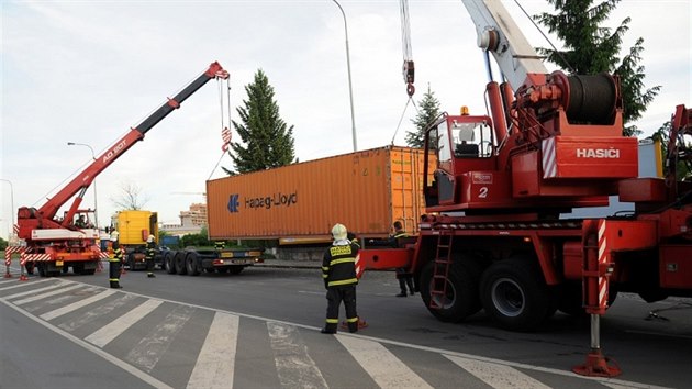 Pd nmonho kontejneru v Hornomcholupsk ulici zamstnal prask hasie. Ti ho pomoc jeb vrtili zpt na kamion (21.5.2014)