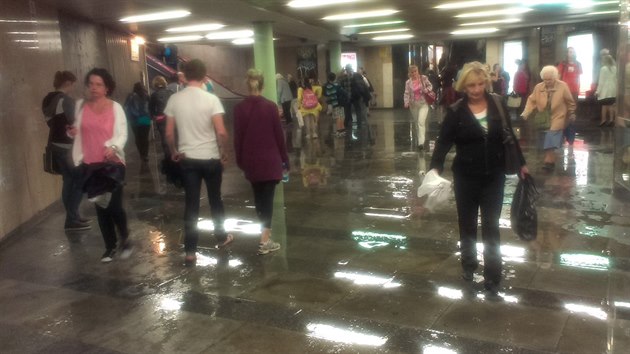 Hasii po pvalovm deti erpali vodu tak z vestibulu stanice metra Mstek na Vclavskm nmst v Praze