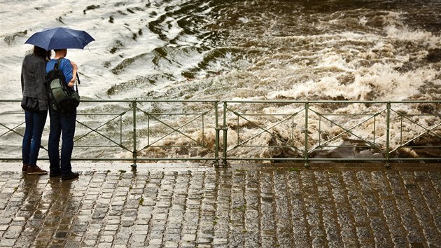 Prtr mraen v Praze. Pohled na nplavku pod elezninm mostem, kam se do Vltavy vlv potok Boti. (27. kvtna 2014)
