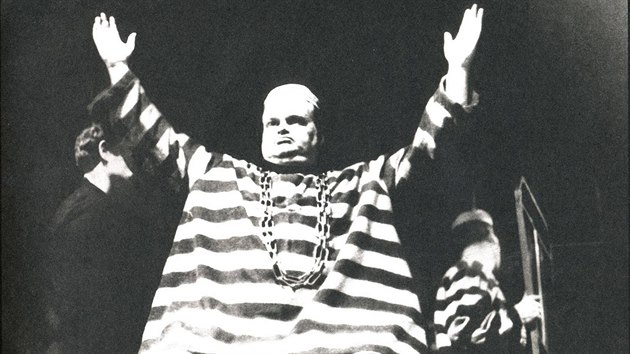 Jan Libíček v inscenaci hry Alfreda Jarryho Král Ubu, Divadlo Na zábradlí, rok 1964, režie Jan Grossman