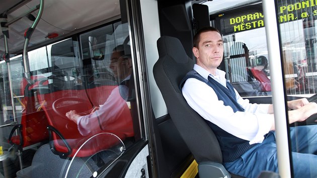 Nov autobusy Solaris brnnskho dopravnho podniku (27. kvtna, 2014). Na snmku idi Oto Klgl.