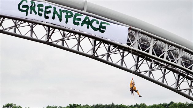 Protestn akce hnut Greenpeace u lanhotskho plynovodu (steda, 28. kvtna 2014).