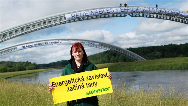 Protestn akce hnut Greenpeace u lanhotskho plynovodu (steda, 28. kvtna 2014).