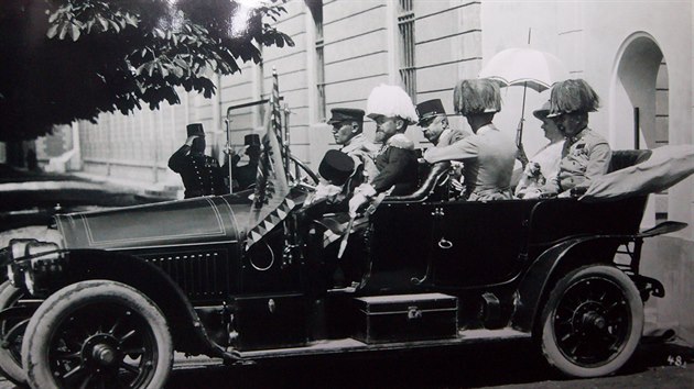 Pár minut před atentátem: František Ferdinand d' Este s chotí v automobilu Gräf&Stift při odjezdu z kasáren v Sarajevu.