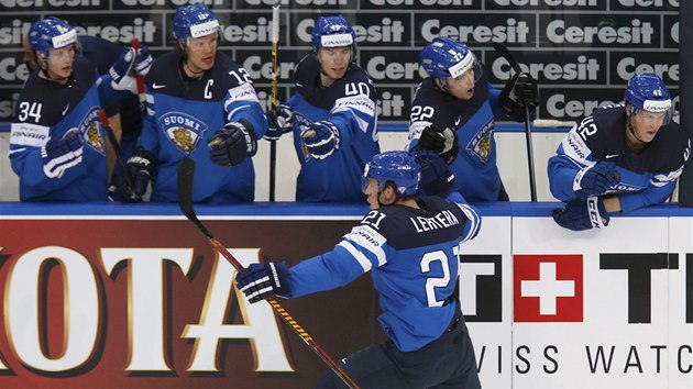 VODN GL SEMIFINLE. Hokejist Finska se raduj z trefy Joriho Lehtery.