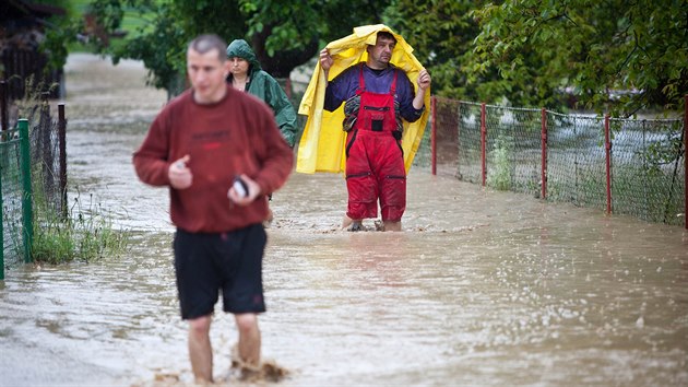 Povodn a kroupy na Rychnovsku ohroovaly zejmna obce Lhota u Pottejna a Borovnice (27. kvtna)