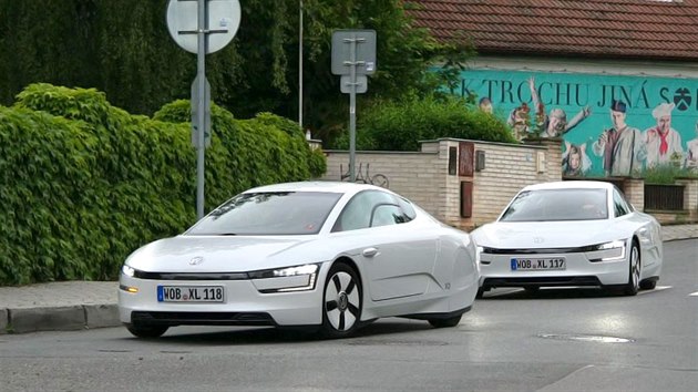 Cena se pohybuje kolem 2,8 milionu korun. Automobilka vyrobí pouze 200 kusů modelu XL1, tři z nich jsou právě teď v České republice.