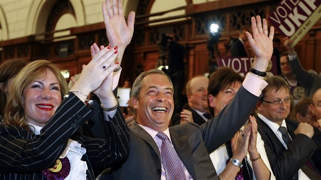 Ldr britskch euroskeptik Nigel Farage oslavuje vsledky voleb do Evropskho parlamentu (25. kvtna 2014)