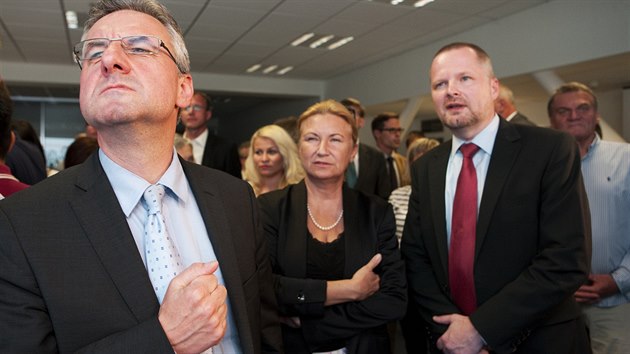 Napt. Pedseda ODS Petr Fiala (vpravo) ek na vsledky s kandidty do evropskch voleb. Vepedu je ldr kandidtky Jan Zahradil (26. kvtna 2014).