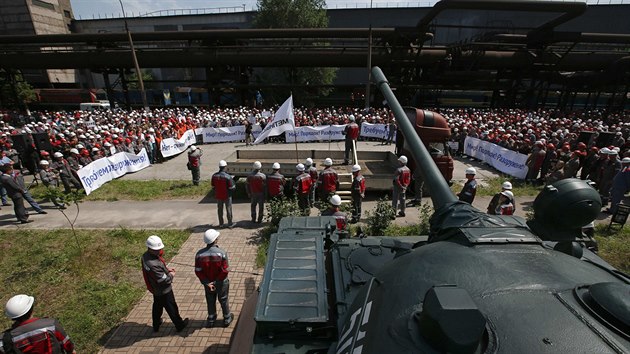 Pro Rinata Achmetovova v Donck a Luhansk oblasti v mohutnch strojrenskch a hutnch zvodech a dolech pracuje piblin 300 tisc lid (20. kvtna 2014).