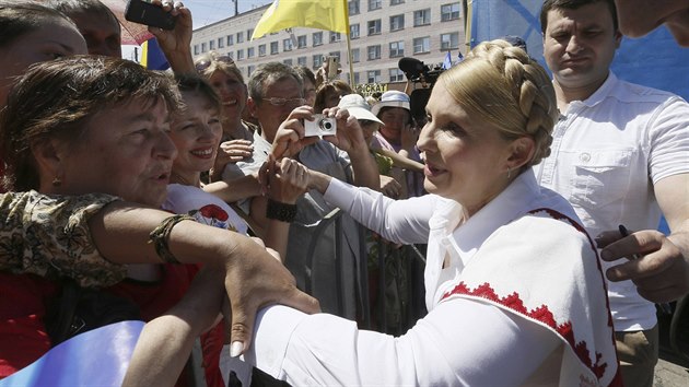Skuten Julija Tymoenkov se mezitm zdravila se svmi pznivci na pedvolebnch setknch. Kampa ped prezidentskmi volbami je v plnm proudu (22. kvtna 2014).