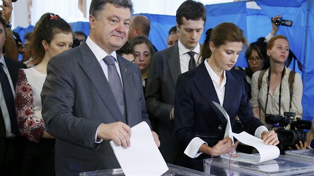 Favorit ukrajinských prezidentských voleb, podnikatel Petro Poroenko odevzdává...