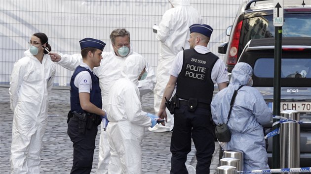Policist prohledvaj okol idovskho muzea v centru Bruselu, kde se v sobotu odpoledne stlelo. Na mst zstali leet ti mrtv. Jeden lovk utrpl vn zrann.  (24. kvtna 2014)
