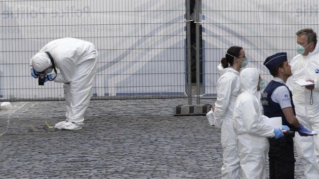 Policist prohledvaj prostor ped idovskm muzeem v centru Bruselu, kde se v sobotu odpoledne stlelo. Na mst zstali leet ti mrtv. Jeden lovk utrpl vn zrann. (24. kvtna 2014)