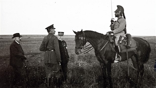 An archive picture shows Field Marshal Horatio Herbert Kitchener (2nd
L) meeting French General Albert Baratier (R), on horseback, as French
Marshal Joseph Joffre looks on (2nd R), on the Champagne front,
Eastern France in 1915. A Viscount in the Armoured Cavalry Branch of
the French Army left behind a collection of hundreds of glass plates
taken during World War One (WWI) that have never before been
published. The images, by an unknown photographer, show the daily life
of soldiers in the trenches, destruction of towns and military
leaders. The year 2014 marks the 100th anniversary of the start of
WWI. 
