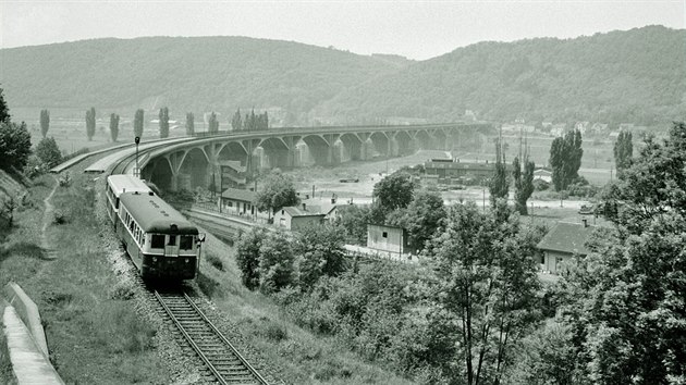 eleznin most Inteligence v praskm Branku na snmku z kvtna 1964.