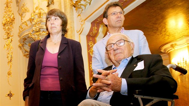 Sir Nicholas Winton s dcerou Barbarou a synem Nicholasem pi nvtv Prahy. (11. jna 2007)