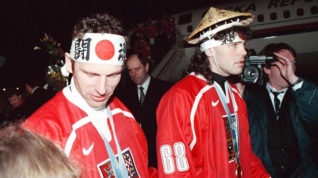 Dominik Hašek a Jaromír Jágr krátce po příletu z olympijských her v Naganu. (23. února1998)