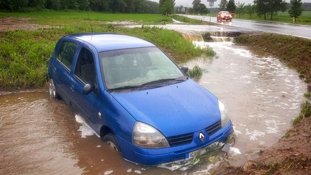 sten zaplaven auto v Rakovskm potoce na Rokycansku. (28. kvtna 2014)