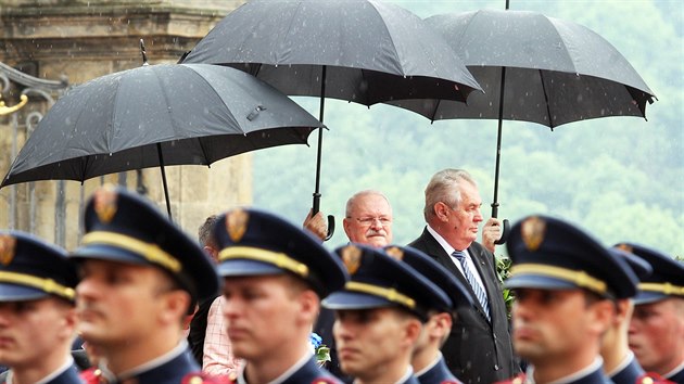 Slovensk prezident Ivan Gaparovi ped odchodem z funkce navtvil v Praze svho eskho protjka Miloe Zemana (27. kvtna 2014).