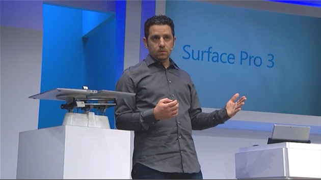 Panos Panay názorně ukazuje, že Surface Pro 3 je výrazně lehčí než MacBook Air. Výkonem by jej přitom měl nahradit nebo dokonce překonat.