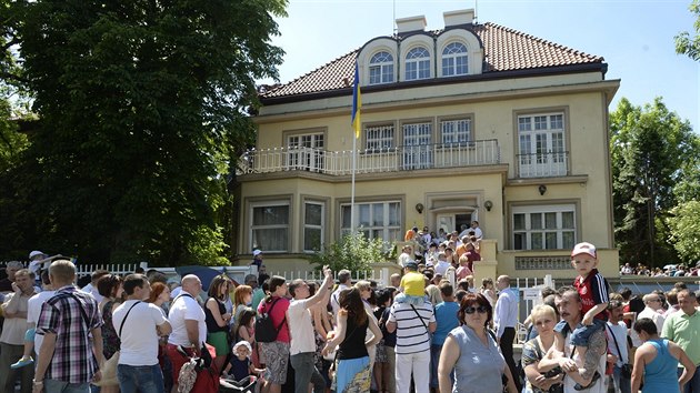 Stovky Ukrajinc ekaly 25. kvtna ve front ped ambasdou v Praze, kde volily svho prezidenta.