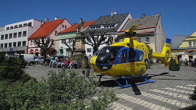 Přistání záchranářského vrtulníku na náměstí v Nové Pace (20. května 2014)