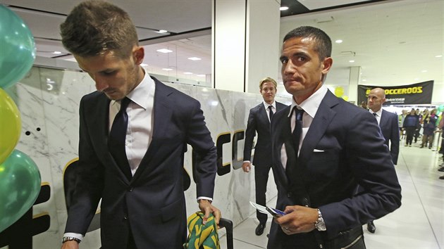 Tim Cahill (vpravo), který �trnáct let nastupoval v Anglii za Millwall a...