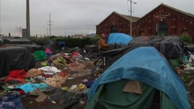 Uprchlick tbor v Calais, kter policie zaala ve stedu vyklzet.