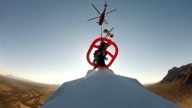 Největší papírové vlaštovce na světě musel do vzduchu pomoci vrtulník.