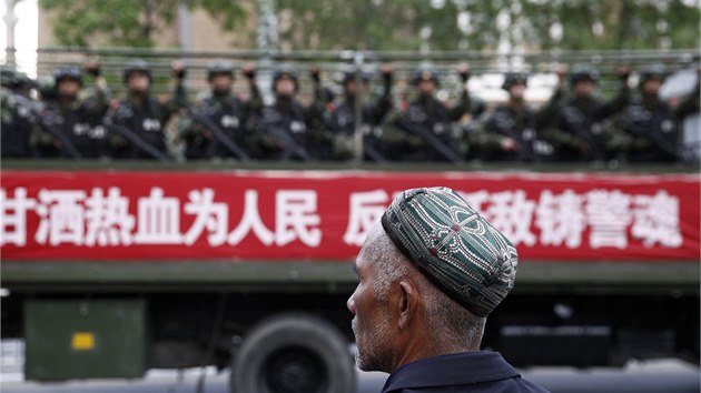 V ujgurském hlavním městě Urumči mnohdy hlídkují polovojenské jednotky. 