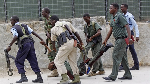tok na somlsk parlament v Mogadiu, kter zorganizovaly islamistick milice abb (24. kvtna 2014)