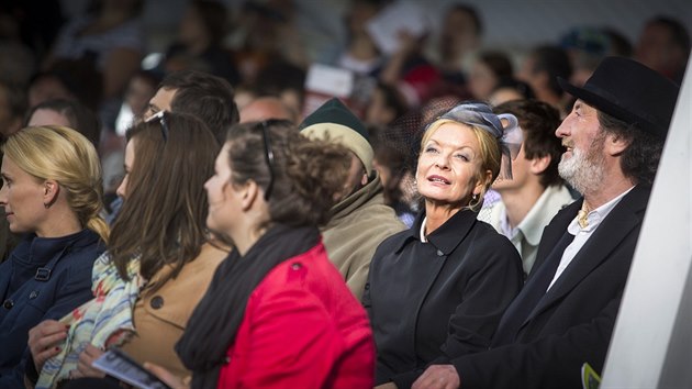 Vilma Cibulkov a Bolek Polvka pi naten na pardubickm zvoditi.