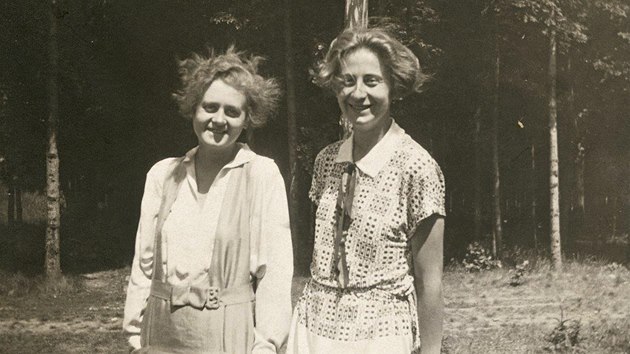 Milena Jesensk (vlevo) s maminkou Stai Fleischmannov v roce 1925