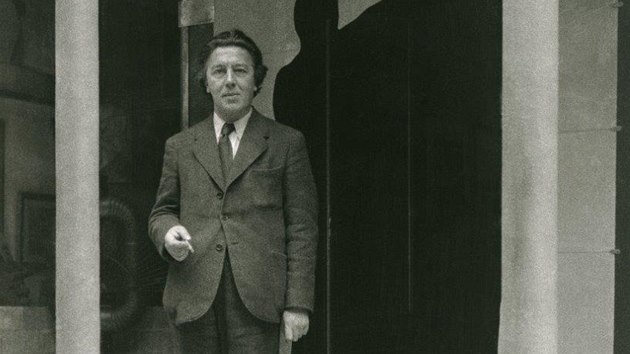 Jeden z nejvýznamnějších francouzských surrealistů André Breton před galerií Gradiva na snímku Staši Fleischmannové (1937)