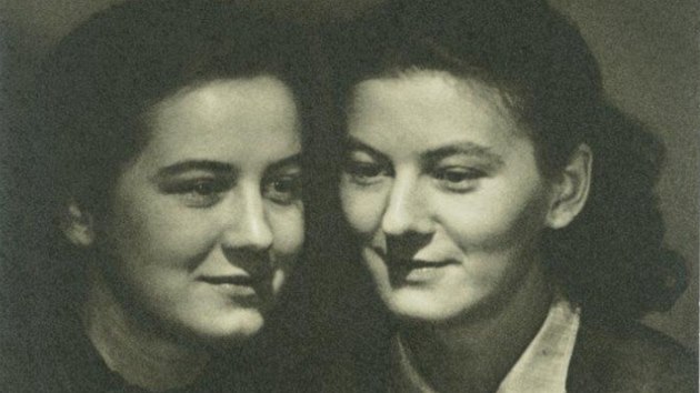 Staša Fleischmannová se sestrou Olou v roce 1944