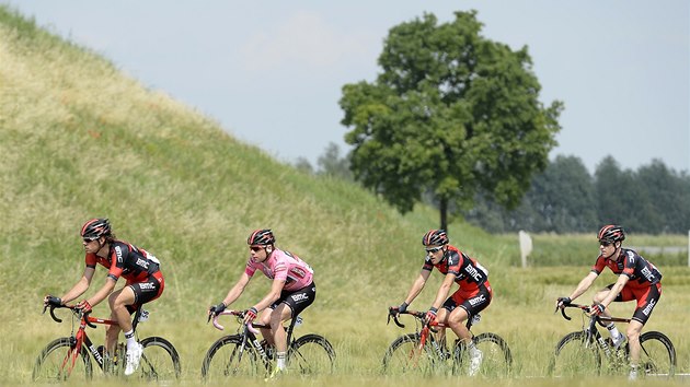 Cadel Evans jako ldr Gira d'Italia a jeho druina z tmu BMC. 