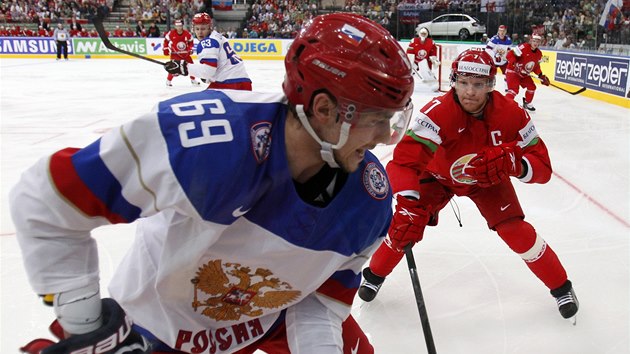 Ruskho hokejistu Alexandra Burmistrova atakuje Blorus Vladimir Denisov. 