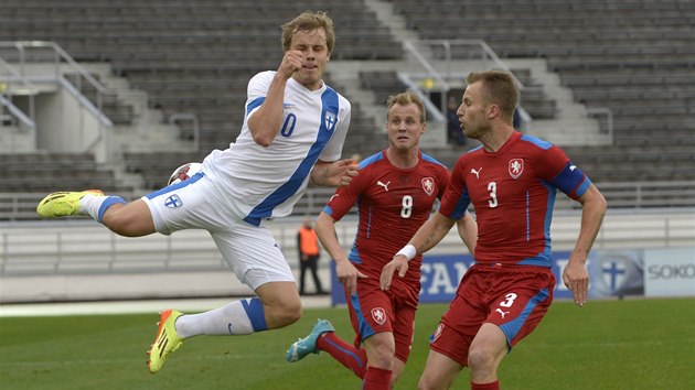 LTAJC FIN. Teemu Pukki v souboji s eskmi obrnci Davidem Limberskm (uprosted) a Michalem Kadlecem. 