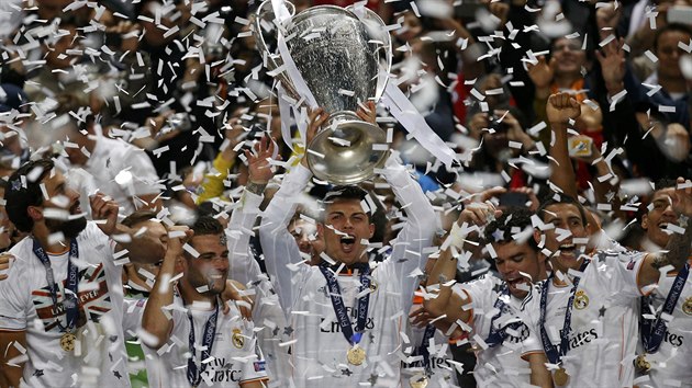 S POHREM NAD HLAVOU. Cristiano Ronaldo a jeho spoluhri z Realu Madrid se raduj z triumfu v Lize mistr.