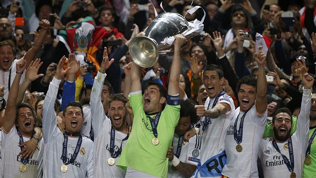 Fotbalist Realu Madrid se raduj z triumfu v Lize mistr. S pohrem nad hlavou kapitn Iker Casillas.