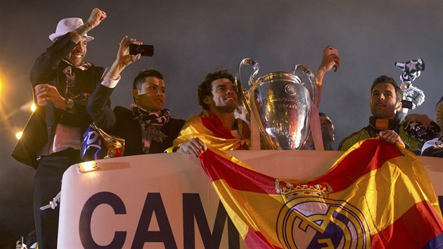 Fotbalist Realu Madrid se raduj z triumfu v Lize mistr.