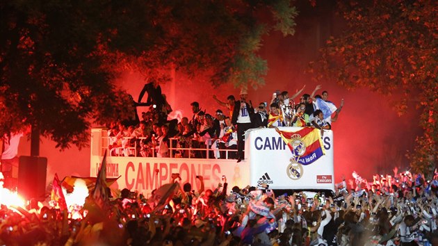 U JSOU TADY! Fotbalist Realu Madrid prv pijeli mezi fanouky, aby s nimi oslavili triumf v Lize mistr.