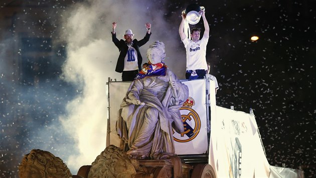 OSLAVA S BOHYN. Vechny oslavy Realu Madrid jsou tradin spojen tak s bohyn Cybele, u jej sochy se fanouci vdycky srocuj.