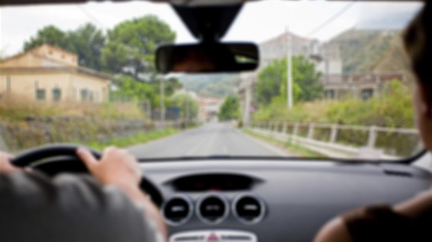 Takhle vid lovk, kter d auto a m 3 dioptrie na dlku.