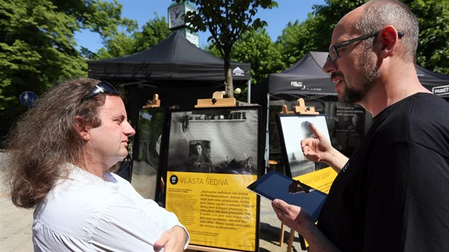 Martin Doua a Jan Pelouek v mobilním studiu Pamti národa v Karlových Varech.