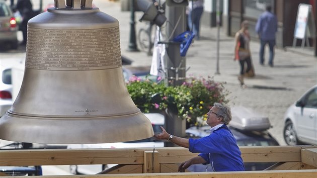 Zvona� Petr Rudolf Manou�ek p�ivezl z Holandska t�et� ze �ty� zvon� pro katedr�lu sv. Bartolom�je v Plzni.