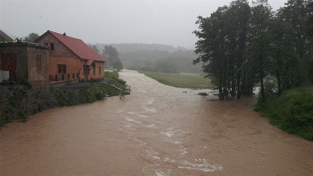 Rozvodněná řeka Klabava na Rokycansku.