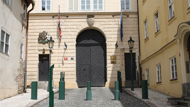 Vstup do ambasády střeží vyjížděcí sloupky a ocelová vrata.