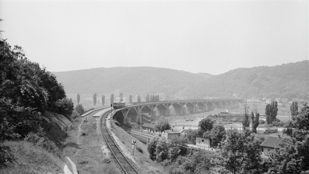 První motorový vlak na trati projídí pes Branický most